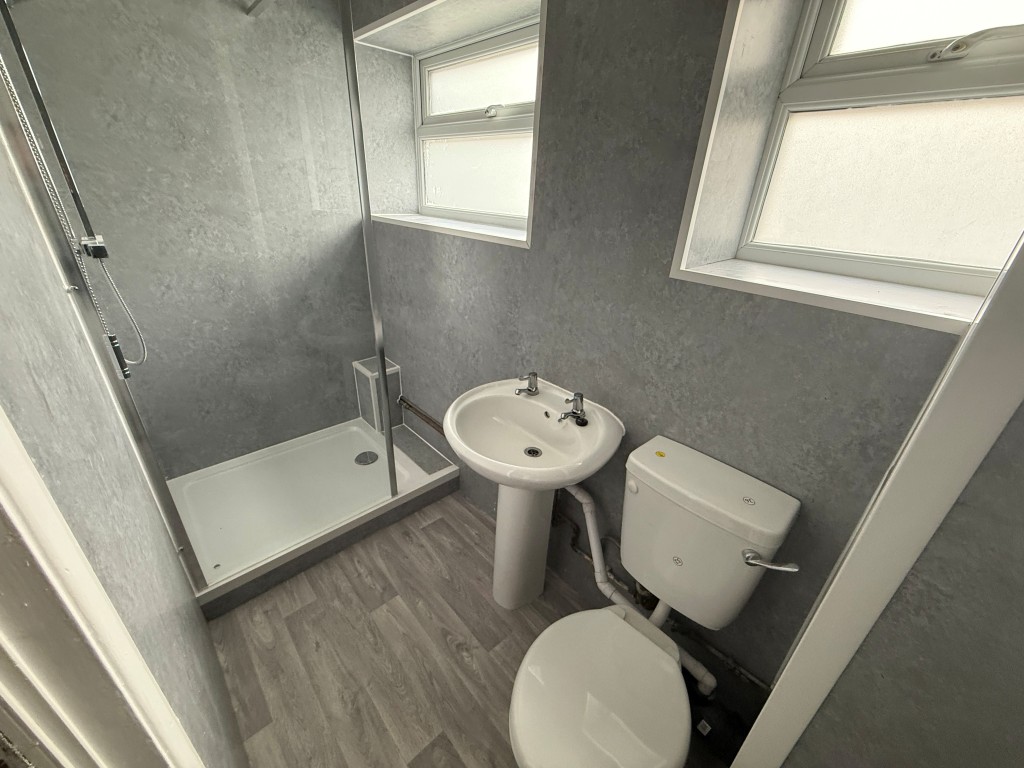 Lot: 148 - WELL PRESENTED GROUND FLOOR FLAT - Shower room with WC